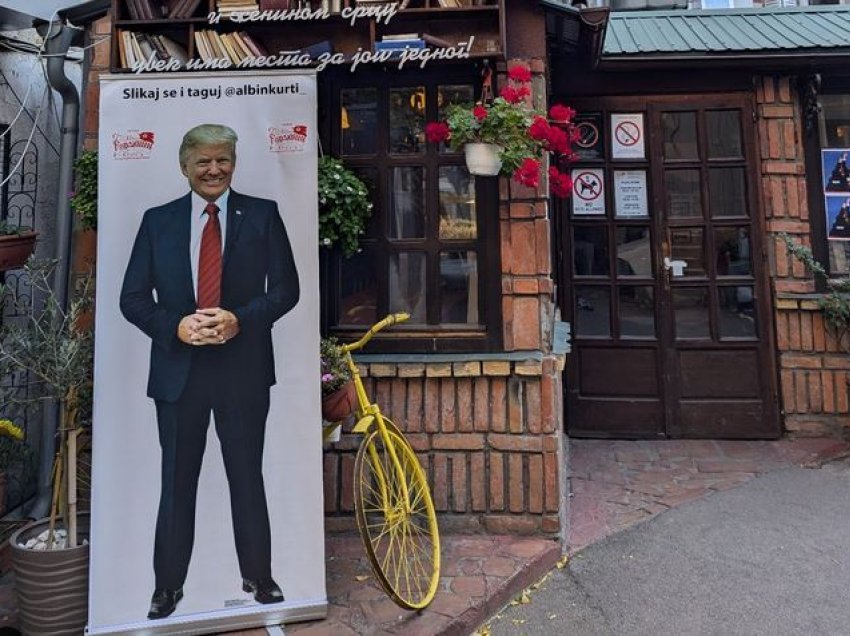 Kafeneja në Beograd vendos foton e Trumpit: “Fotografohuni dhe bëjini tag Kurtit”