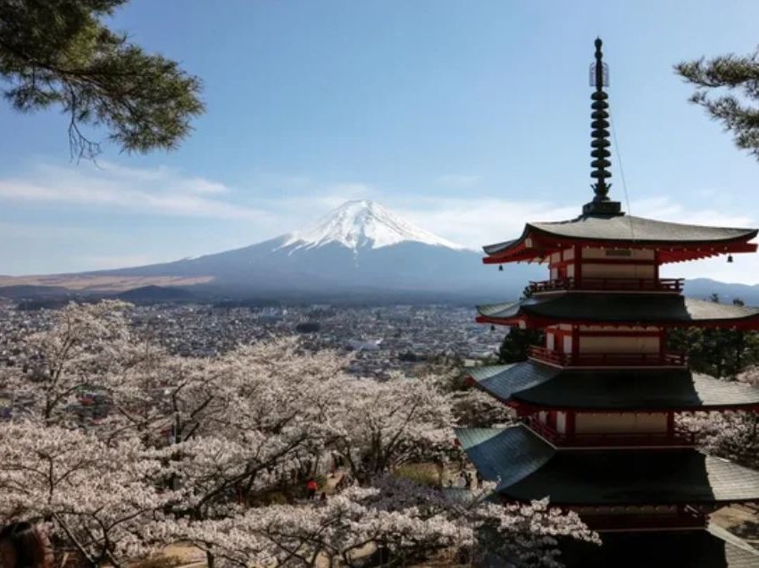 Reshjet e para të borës regjistrohen në malin Fuji