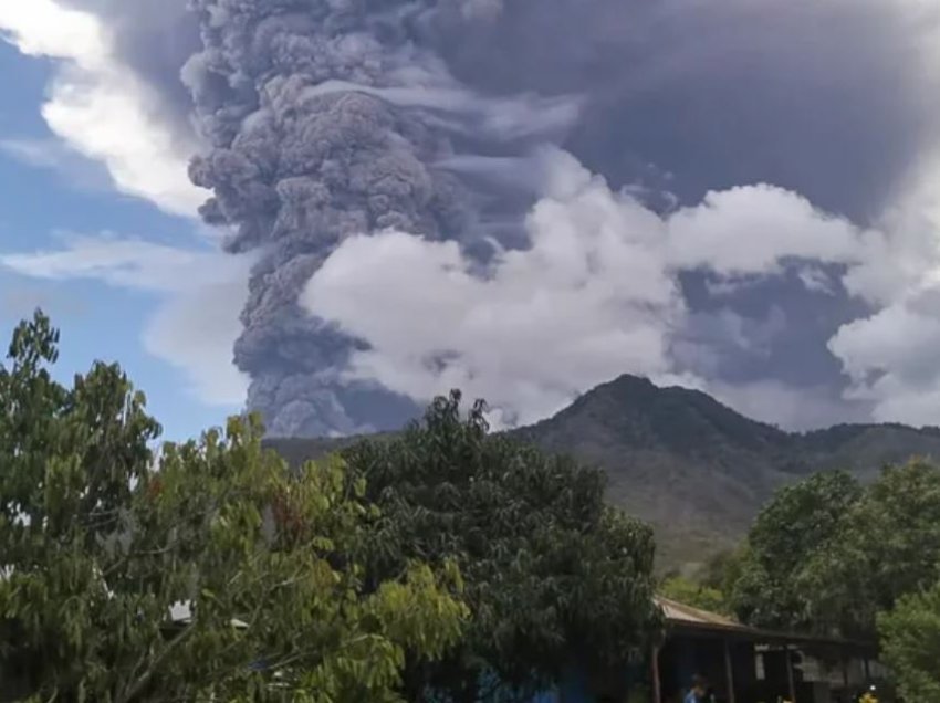 Mali Lewotobi Laki-laki në Indonezi nxjerr tym dhe hi deri në 6,500 metra