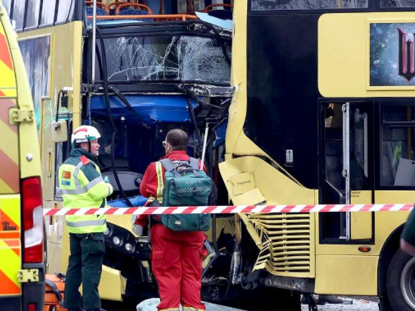 Përplasen dy autobusë në Manchester, 17 persona përfundojnë në spital