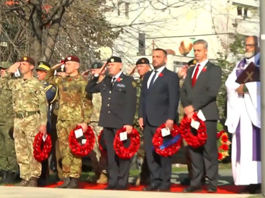 Maqedonci dhe Jashari nderojnë 14 ushtarët që vdiqën gjatë shërbimit të tyre në Kosovë