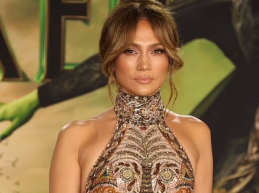 Jennifer Lopez shkëlqen me stil të mrekullueshëm në premierën e filmit “Wicked”