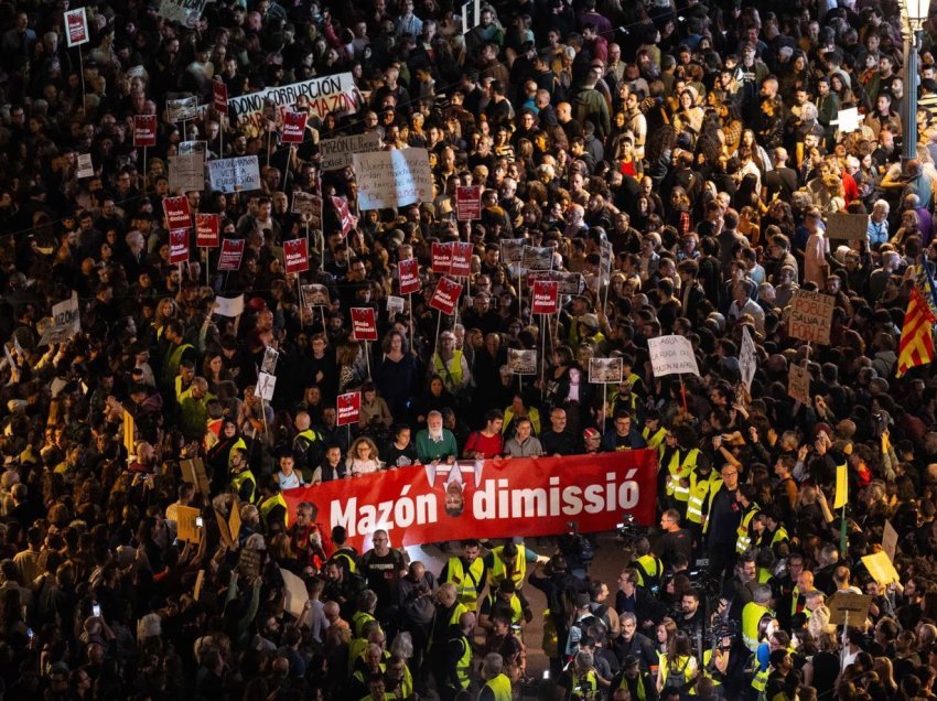 Protestat masive pas përmbytjeve që çuan në 222 viktima, udhëheqësit në Valencia përjashtojnë mundësinë e dorëheqjes