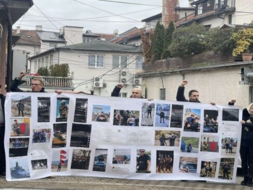 Disa serbë protestojnë në Prishtinë