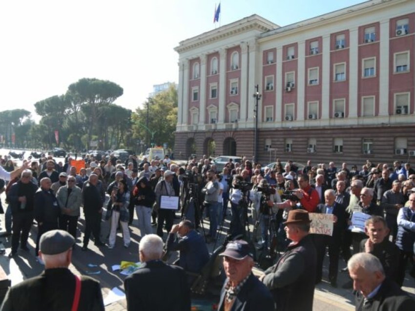 Indeksimi i pensioneve me 4.1%, pensionistët vijojnë ‘agjendën’ e protestave para kryeministrisë