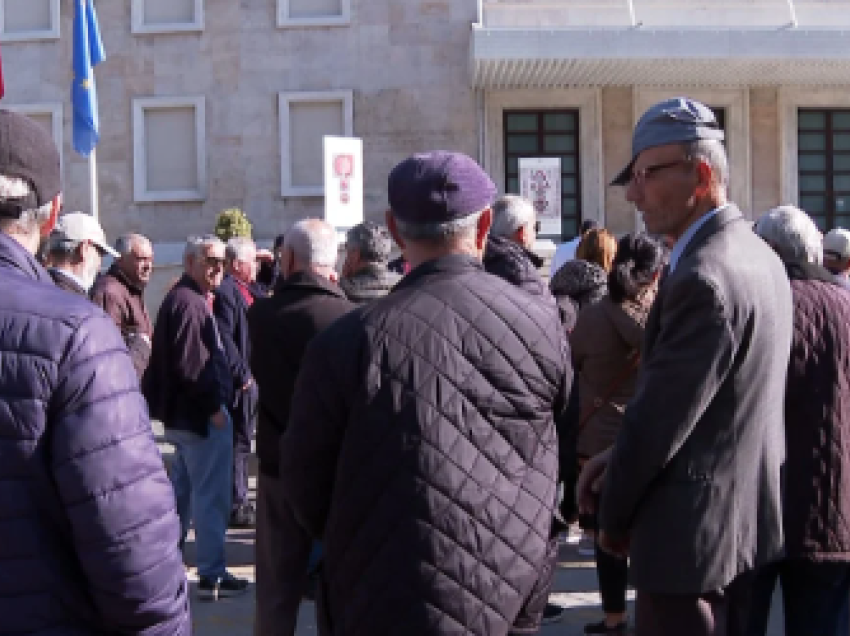 “Pagat i dyfishuat, ne na varfëruat”, pensionistët në protestë përpara Kryeministrisë