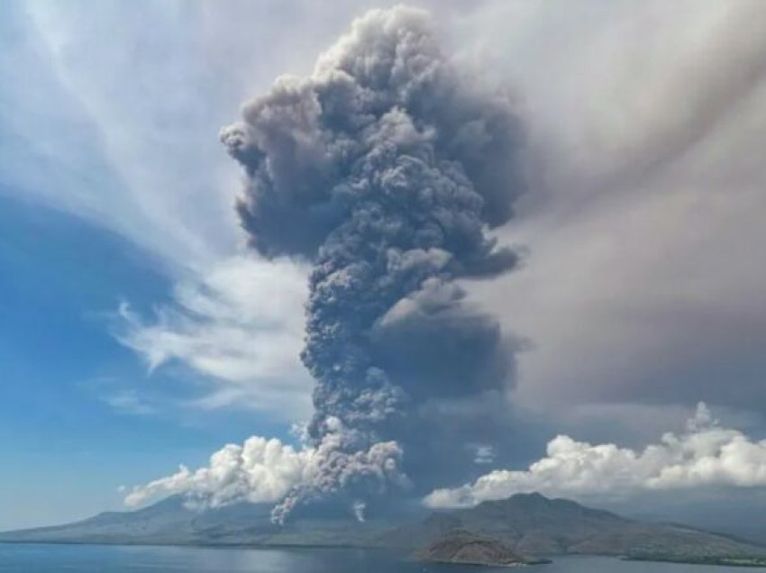 Anulohen fluturimet për në Bali për shkak të hirit të rrezikshëm vullkanik, që është ngritur në nëntë kilometra lartësi