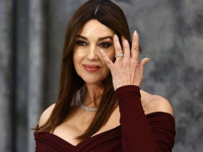 Monica Bellucci pozon për kopertinën e revistës Elle, mahnit me paraqitjen