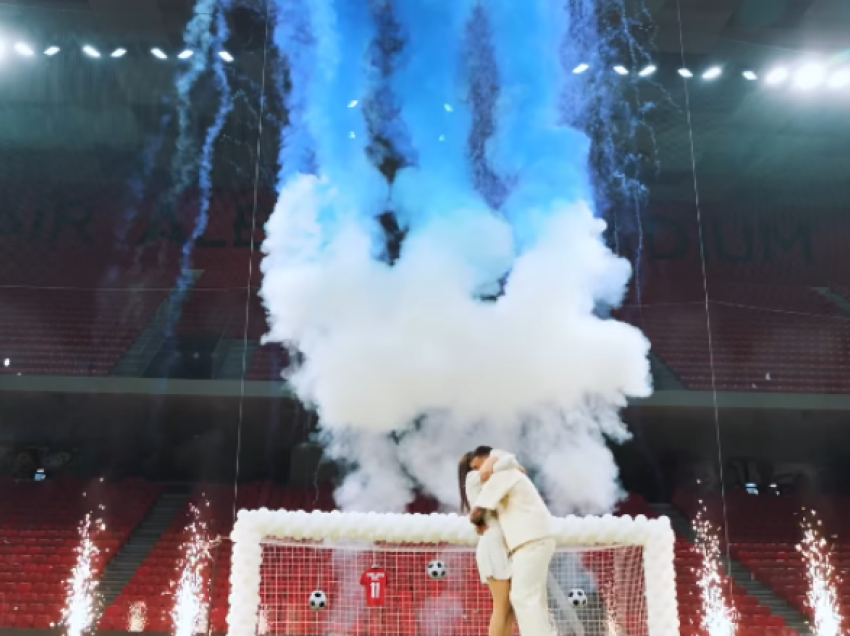 Myrto Uzuni baba për herë të parë, zbulon gjininë e fëmijës në mënyrë të veçantë në stadiumin ‘Air Albania’