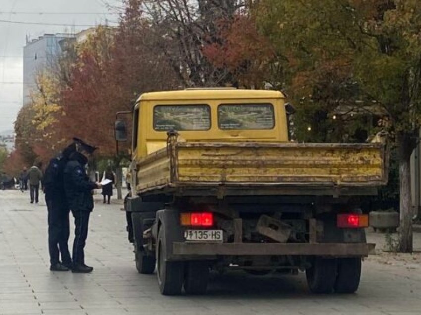 Hyri me kamionetë në shesh, policia gjobit shoferin