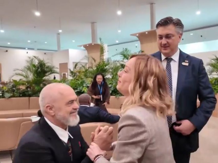 Edi Rama i ulet në gjunjë Giorgia Melonit, përqafime dhe batuta mes dy kryeministrave