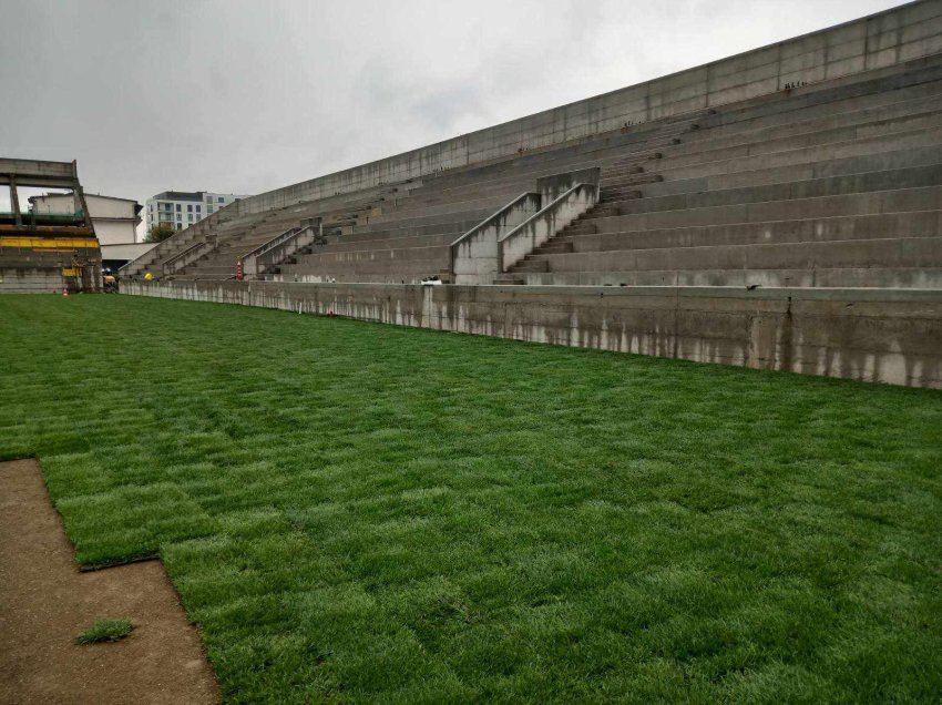 Kjo është bukuria e një stadiumit, me tribuna të reja e bari natyral 