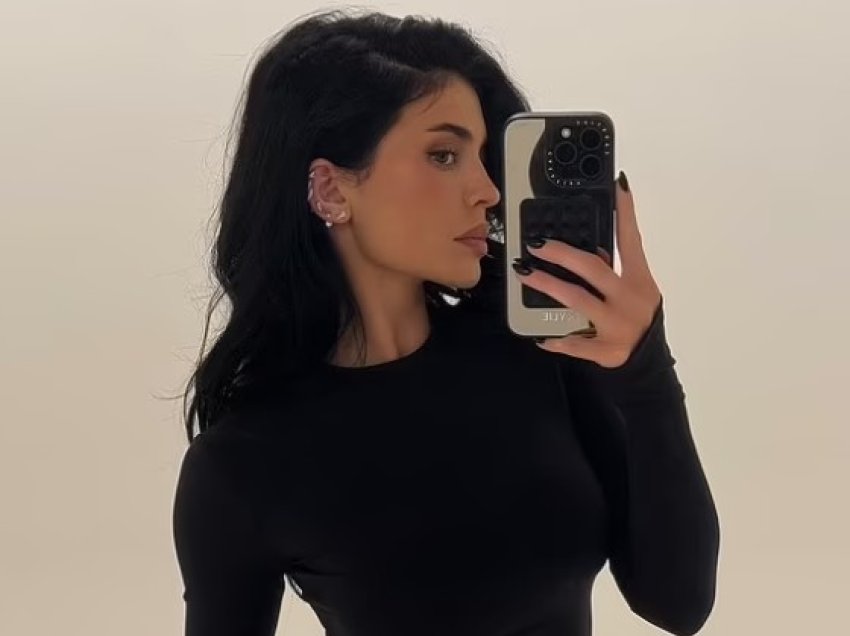 Kylie Jenner tregon ‘piercings’ të reja dhe thotë se është në ‘epokën e saj të princeshës’