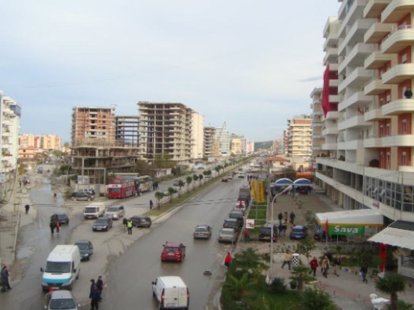 “Priten reshje shiu me intensitet të lartë”, Bashkia e Vlorës njofton qytetarët: Mos parkoni automjetet në zonat me risk!