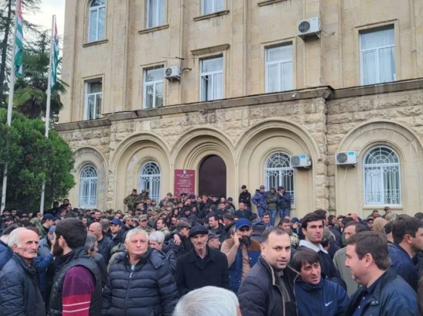 Protestuesit ia mësyjnë Parlamentit në Abkazi të Gjeorgjisë për shkak të një ujdie me Rusinë