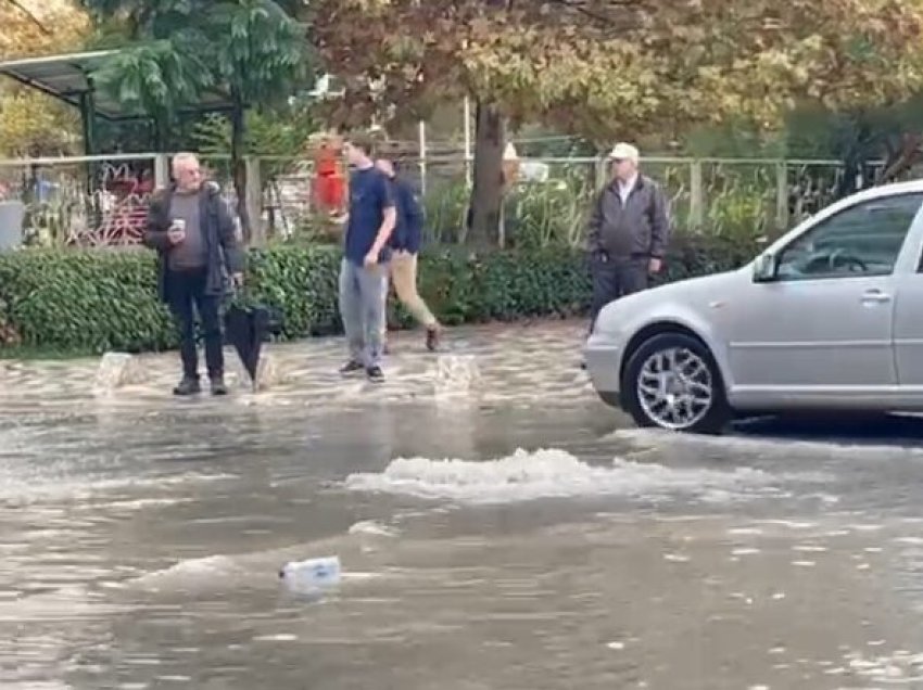 Moti i keq/ Rrugët e Vlorës sërish problematike, pushtohen nga uji