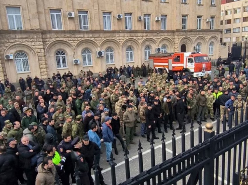 Protestuesit në rajonin separatist të Abkhazisë në Gjeorgji refuzojnë të largohen nga parlamenti 