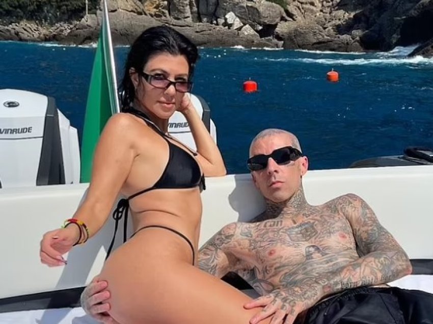 Kourtney Kardashian pozon në bikini, teksa uron Travis Barker për ditëlindjen e 49-të