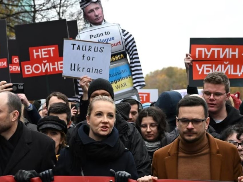 Kundërshtarët e Putinit protestojnë në Berlin kundër luftës në Ukrainë