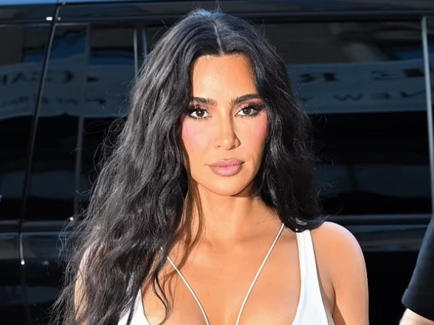 Kim Kardashian shfaq fytyrën e saj pa grim