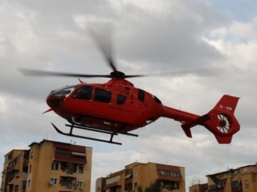 Aksidenti në Maliq, një nga të plagosurit transportohet me helikopter drejt QSUT