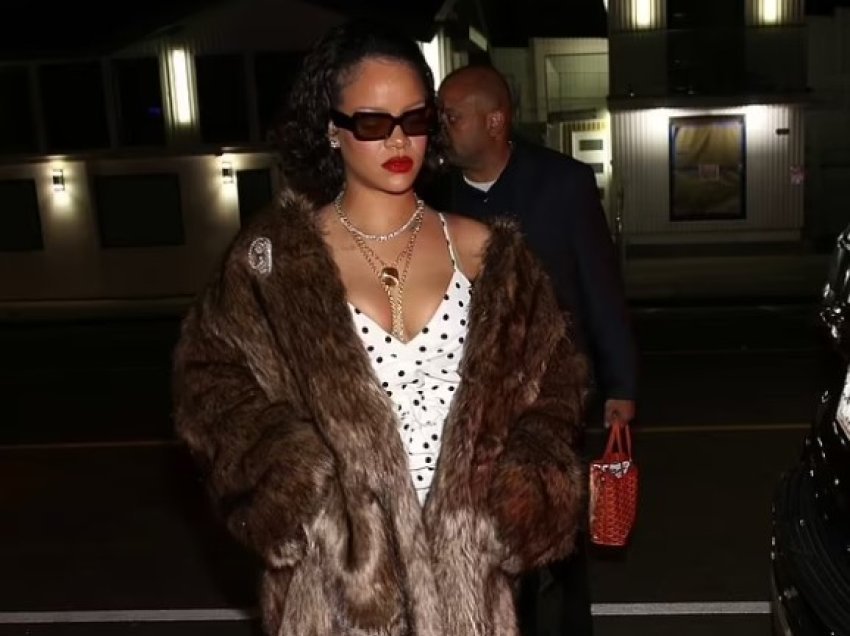 Rihanna shijon një darkë në restorantin e preferuar me një pamje elegante