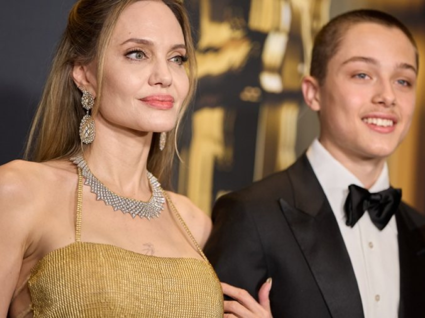 Djali i Angelina Jolie shfaqet në publik pas shumë kohësh, një kopje e nënës së tij