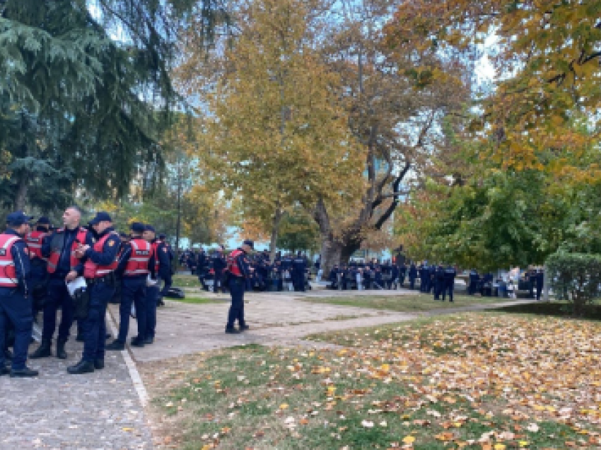 Protesta e opozitës, forca të shumta policie para Kuvendit/ Vijon seanca plenare për buxhetin 2025