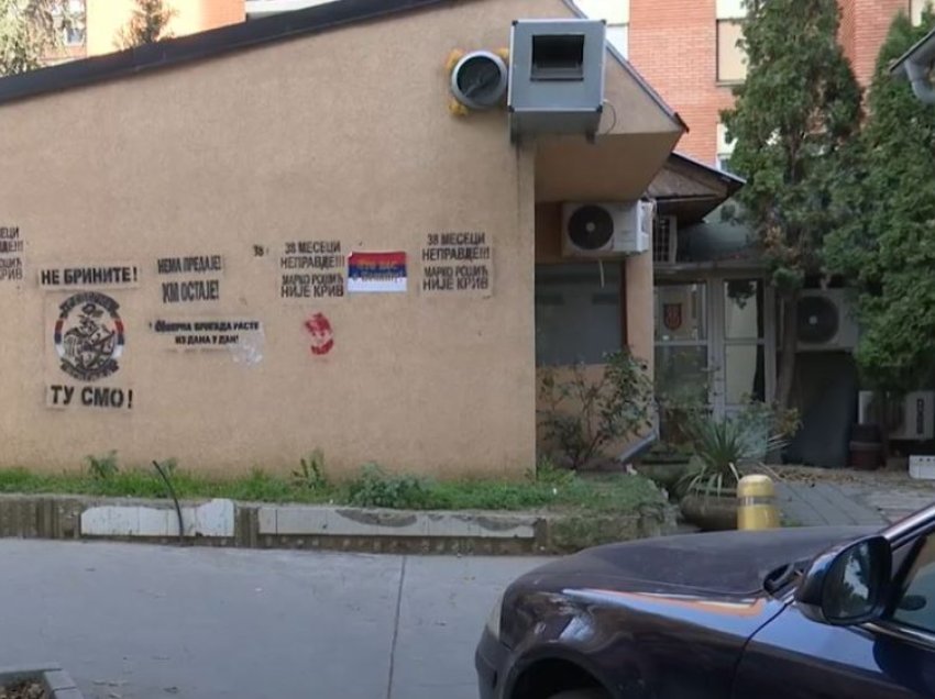 Provokim i ri, veriu i Kosovës mbushet me posterë me flamuj e mbishkrime serbe