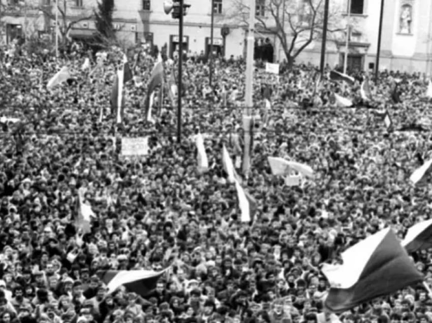 Sllovakia nderon revolucionin përmes protestave demokratike