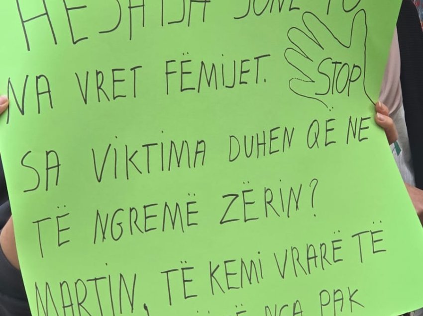  “Nuk ka dhimbje më të madhe”- Qytetarët në protestë pas vrasjes së 14-vjeçarit të shkollës “Fan Noli”