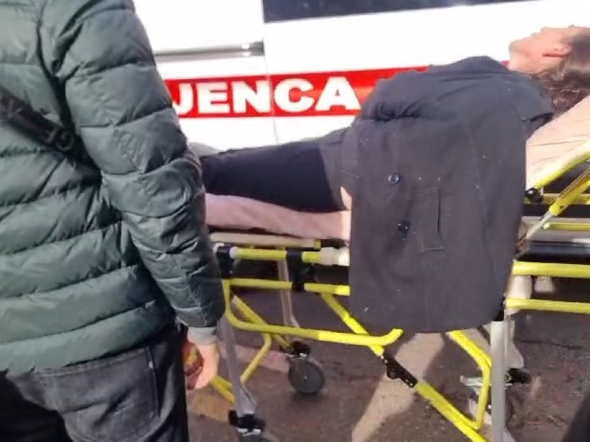 Tezja e 14-vjeçarit të vrarë humb ndjenjat në protestë, largohet me ambulancë