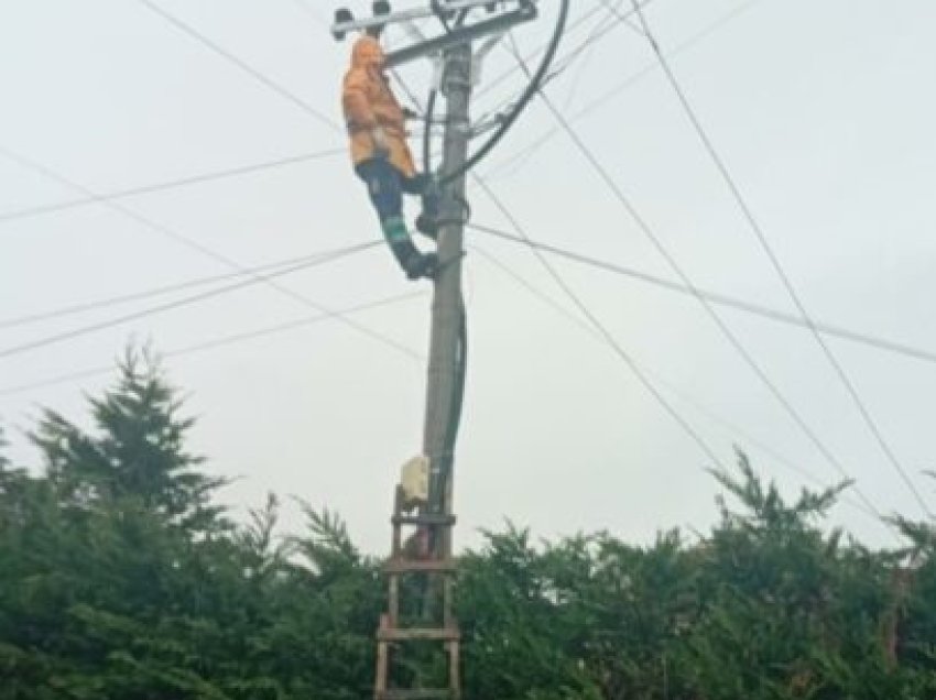 Moti i keq/ Situatë e rënduar në qarkun e Elbasanit, stuhia dëmton rrjetin, mungon energjia elektrike