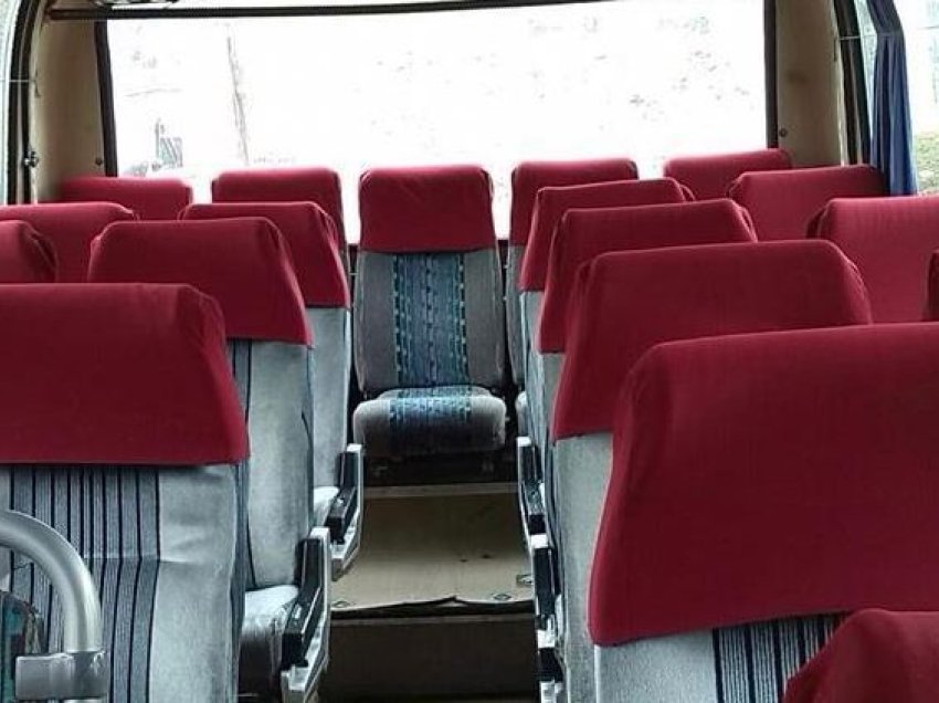 Policia kontrollon një autobus në Malishevë, gjen armë e fishekë