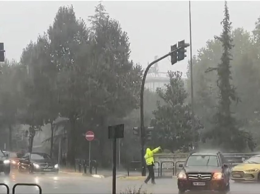 Moti i keq në Shkodër, shumë zona pa energji elektrike, bllokohen disa rrugë