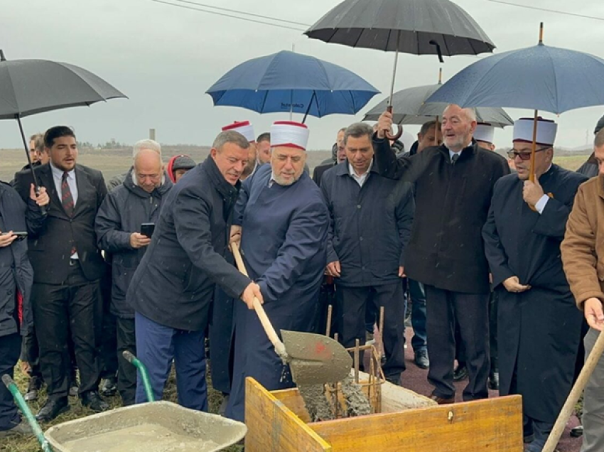 Xhafer Gashi dhe Naim Tërnava vendosin gurëthemelin e xhamisë së re, në Hade të Obiliqit