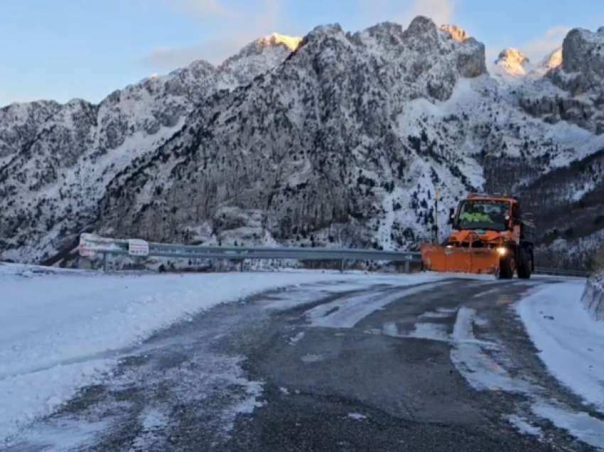 Pamje mbresëlënëse nga dëbora në veri, por sjell probleme në qarkullimin e mjeteve