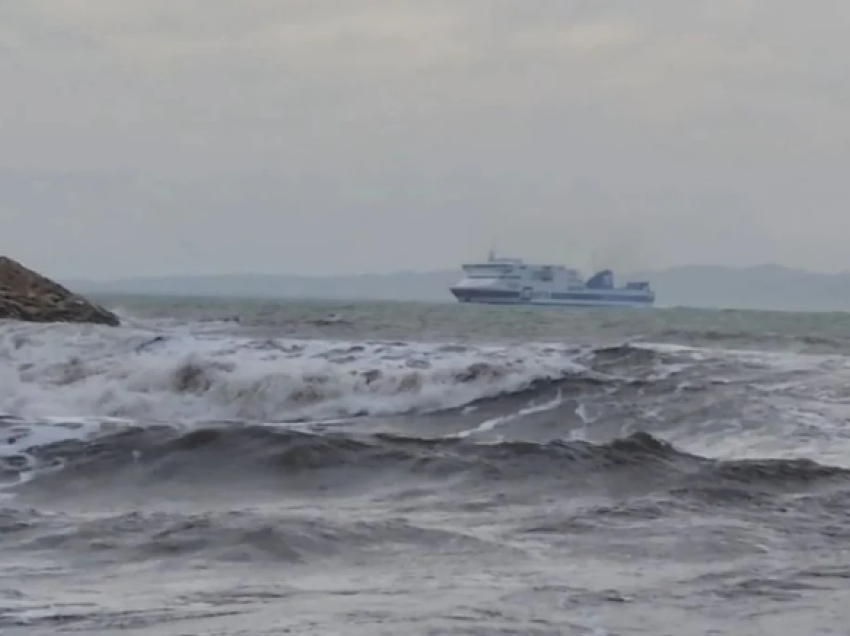 Zbutet forca e dallgëzimit, nisen nga Porti i Durrësit tragetet që anuluan nisjet mbrëmjen e kaluar