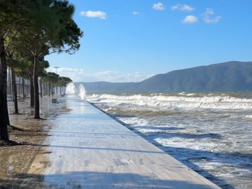 “Tërbohet” deti në Vlorë! Pezullohet lundrimi për anijet e vogla, dallgët arrijnë deri në tre metra