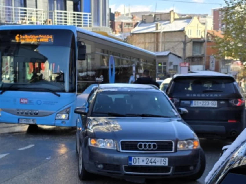 Aksident mes dy veturave në Breg të Diellit, bllokohen autobusët e linjës 4