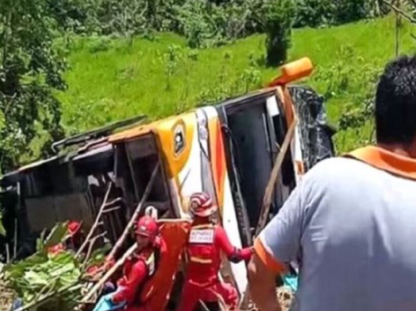 Autobusi del nga rruga dhe bie në greminë, të paktën 7 pasagjerë të vdekur