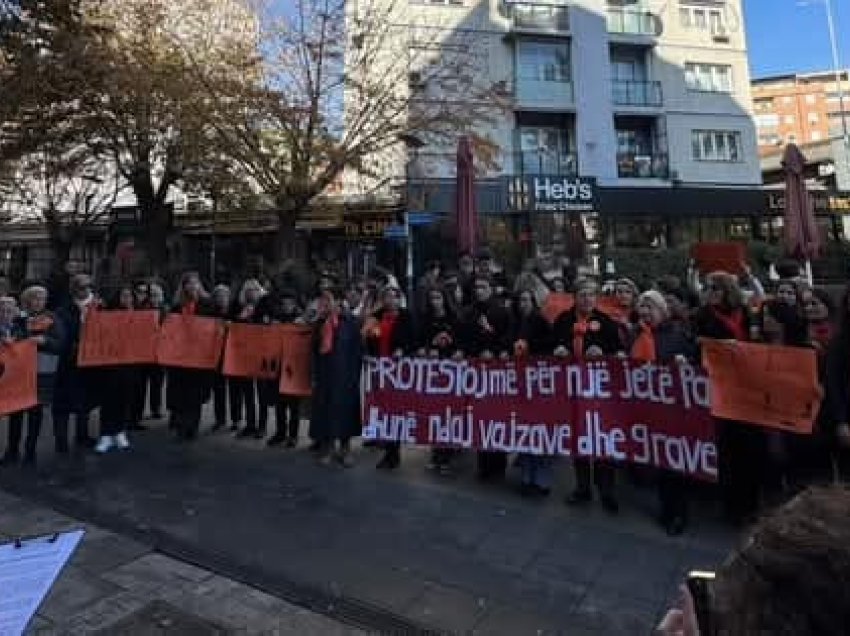 Gra e vajza protestojnë në Mitrovicë për “16 ditët e aktivizimit kundër dhunës në bazë gjinore”