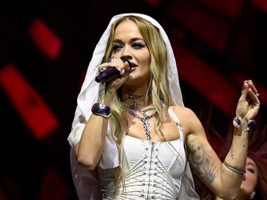 Rita Ora shkëlqen me dukjen në të bardha