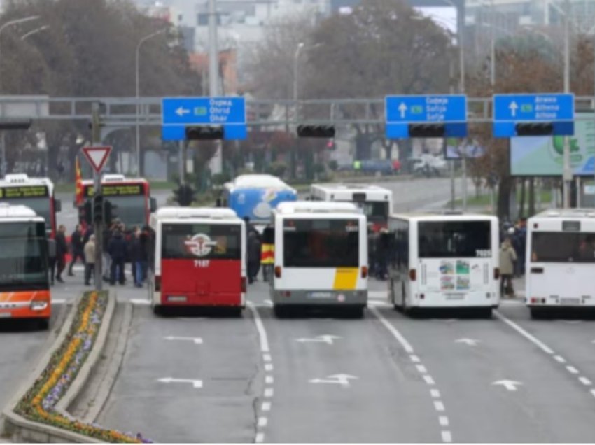 Transportuesit privat sërish në rrugët e Shkupit, por jo me kapacitet të plotë