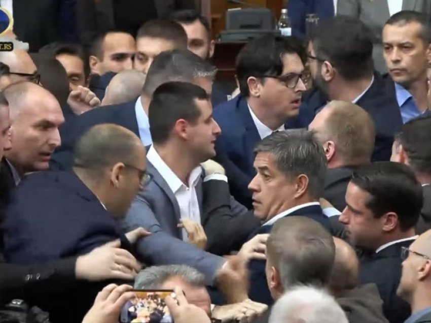 Eskalon situata/ Shtyrje dhe rrahje mes deputetëve në Parlamentin serb