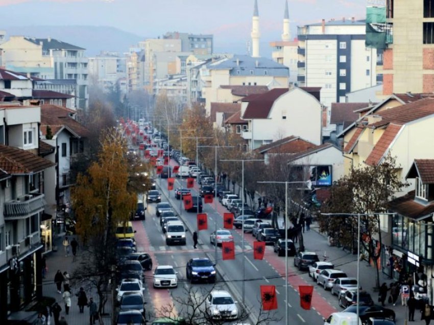 Mitrovica në prag të 28 Nëntorit zbukurohet me flamuj kombëtar dhe shtetëror