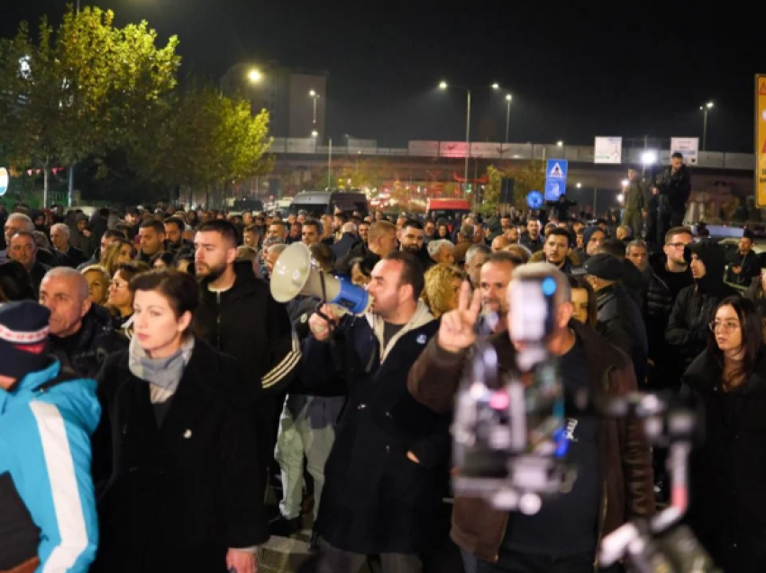 Paralizohet Tirana/ Opozita bllokon 5 kryqëzimet kryesore të kryeqytetit, përplasje të forta me efektivët