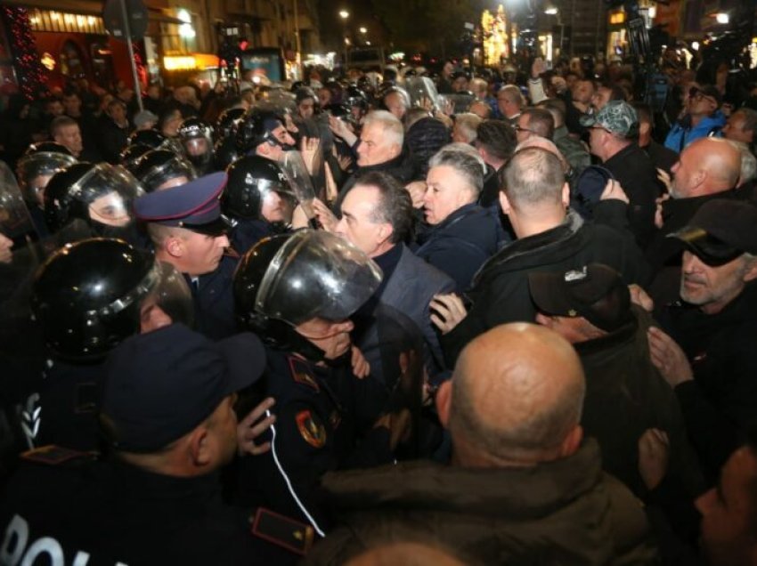 Protesta e opozitës, mbi 35 persona të shoqëruar