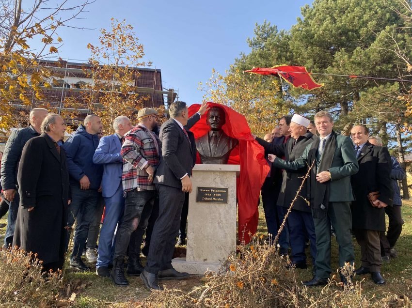 Inaugurohet busti i heroit kombëtar Hasan Prishtina në Tropojë, “përfaqësoi lëvizjet kombëtare për liri dhe pavarësi”