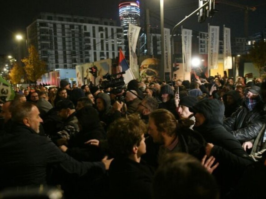 Kaos për një urë në Beograd – përleshje mes demonstruesve dhe kundërshtarëve të protestës